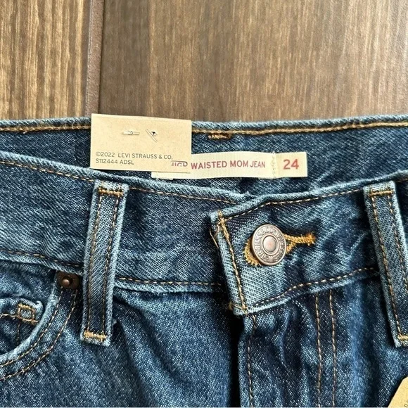 NWT Levi’s High Waisted Mom Jeans Distressed Sz 24 - Picture 6 of 11